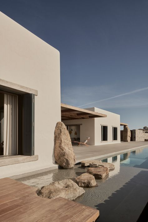 K Studio builds stone and timber holiday house on Mykonos Villa Mandra, Greece Design, Mykonos Villas, Greek Villas, Studio Build, Casa Vintage, Summer Living, Mykonos Greece, Holiday Villa