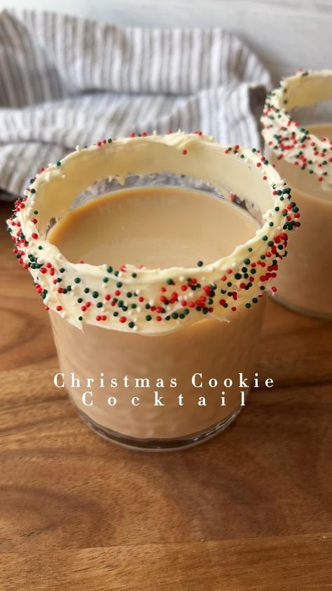 Christmas Cookie Drink Alcohol, Christmas Cookie Cocktail Holiday Drinks, Winter Themed Alcoholic Drinks, Drinks Alcohol Recipes Christmas, Baileys Holiday Cocktails, Christmas Cookie Drink, Christmas Achole Drinks, 2 Ingredient Christmas Cocktail, Christmas Spiked Drinks