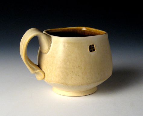 Thrown Mugs, The Potter's Hand, Cup Inspiration, Ceramic Handles, Drinking Vessels, Ceramic Techniques, Clay Mugs, Pottery Cups, Ceramics Ideas Pottery