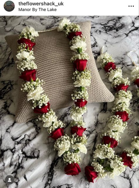 Vermala Decor Ideas, Varmala Indian Weddings Design, Wedding Flower Garland Indian, Simple Flower Garland, Bridal Mala Flower, Garlands For Engagement Indian, Simple Wedding Garland, Indian Wedding Flower Garland, Flowers Mala For Wedding