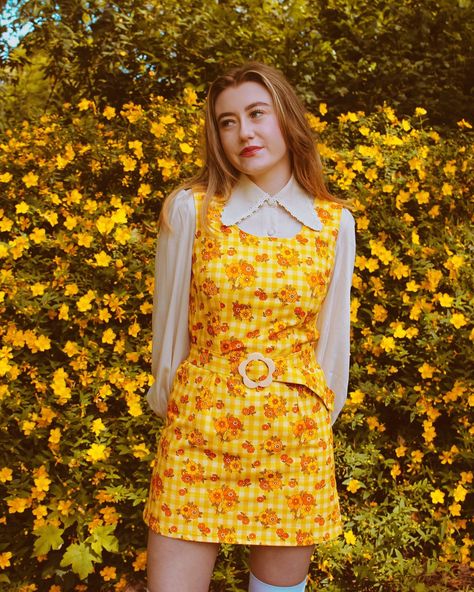 Enjoying the sunshine while we can in our Lola pinafore! 🌼🌸 Now available in our sugar town prints 🌸 • • • • #60s #70s #60sstyle #hippie #mod #retrostyle Mod Fashion Aesthetic, Vintage Dress Outfit Ideas, Cool Layered Outfits, Vintage Fashion 1960s Retro, 70’s Fashion Women, 70s Dress Outfit, 60's Outfits, 60s Dresses Vintage, Vintage Dresses 70s