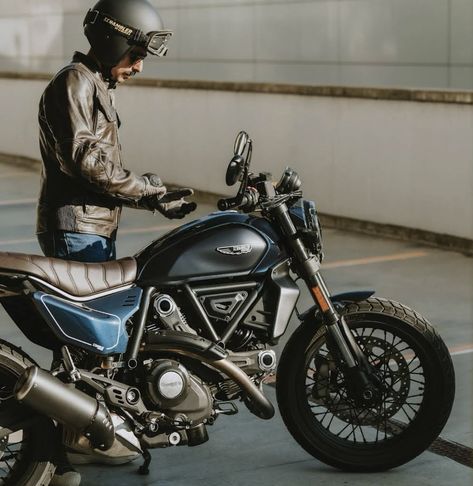 Among the chaos of the urban jungle, a Nightshift always adds a touch of sophistication. And while everything around you is speeding by, stop time and enjoy true beauty. Discover more: https://ducat.it/Nightshift #NextGenFreedom #Ducati #ScramblerDucati #Nightshift Ducati Scrambler Nightshift, Ducati Scrambler, Night Shift, The Chaos, Urban Jungle, The Urban, True Beauty, Ducati, Motorcycles