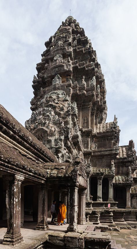 This tower is the central tower of the Angkor Wat Temple. Ankor Watt, Architectural Buildings, Theravada Buddhism, Tonle Sap, Angkor Wat Temple, Asian Culture, Ancient Temples, Southeast Asian, Angkor Wat