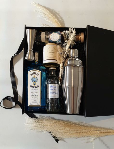 Drink Hamper Gift Ideas, Christmas Gift Ideas For Friends Unique, Christmas Cocktail Kit Gift, Gifting Alcohol Ideas, Gift Box Ideas For Men, Alcohol Gift Ideas, Gin Hamper, Acorn Gifts, Cadeau St Valentin