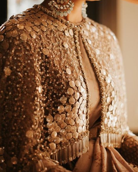 Best Sabyasachi Outfits We Saw On 2020 Brides: WMG Roundup Sabyasachi Embroidery Details, Sabyasachi Embroidery, Sabyasachi Outfits, Sabyasachi Sarees, Function Dresses, Sabyasachi Lehenga, Minimalist Bride, Big Fat Indian Wedding, Pink Lehenga