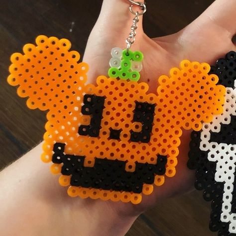 Perler Bead Keychain, Keychain Halloween, Melty Bead Designs, Melt Beads Patterns, Mouse Pumpkin, Mickey Mouse Pumpkin, Easy Perler Bead Patterns, Bead Keychain, Halloween Color