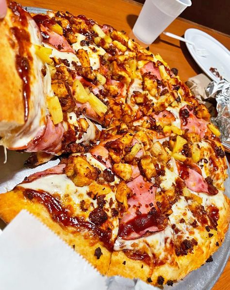 🍍 Our Hawaiian BBQ pizza is bursting with flavor! 🤤 Do you want to try it? 🙋‍♀️ Made with BBQ sauce, Canadian bacon, pineapple, BBQ chicken & chorizo with jalapenos available on request. #PizzaManDans. 🍕🌴🌊 Fast Delivery 🚀 Call (805) 658-6666 📸 Crystal M. on Yelp 🍺 We deliver beer and wine too! 🍷 📱 (805) 658-6666 (1-Phone Number) 🌐 www.pizzamandans.com 📍 #Ventura, #Oxnard, #Moorpark, #Camarillo, #Carpinteria, #PortHueneme, #SantaPaula Pineapple Bbq Chicken, Bbq Pineapple Chicken, Food Dates, Bacon Pineapple, Hawaiian Bbq, Chicken Chorizo, Santa Paula, Bbq Pizza, Pineapple Pizza