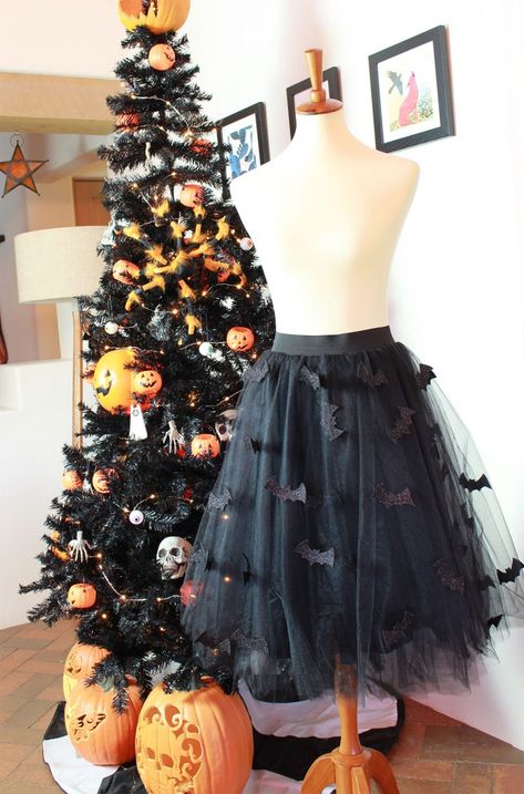 How to Make a Batty Gathered Tulle Circle Skirt – Halloween Sewing Tutorial – WhatTheCraft Diy Tulle Circle Skirt, Homemade Tulle Skirt, Tulle Skirt Witch Costume, Tulle Skirt Tutorial Layered, Tulle Halloween Decorations, Diy Witch Skirt, Diy Tulle Skirt No Sew, Gothic Apron, Tulle Skirt Diy