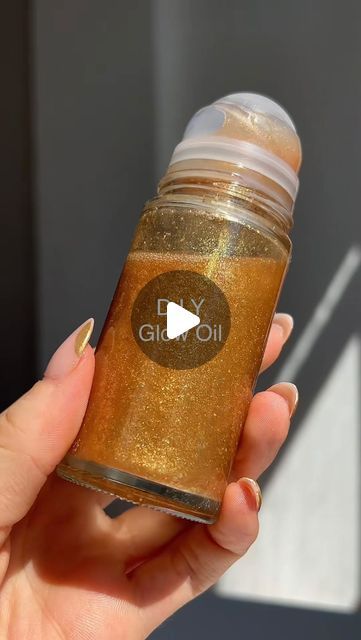 Rose Friederike on Instagram: "D I Y Glow Body Oil ✨🤎   #diy #beautytips #glowoil #shimmeroil #bodyoil #summerglow" Glow Oil Diy, Diy Shimmer Body Oil, Holistic Salon, Diy Body Oil, Body Glow Oil, Body Oil Diy, Shimmer Oil, Shimmer Body Oil, Glow Oil