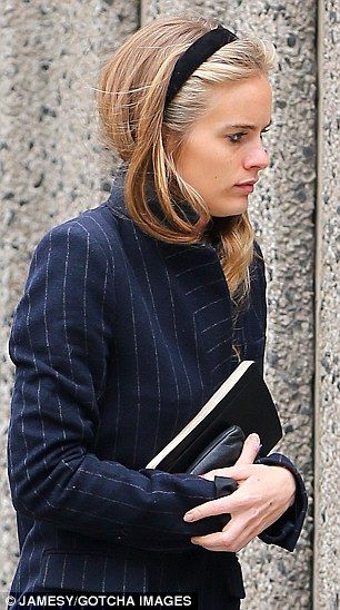 Alice Band Hairstyles Short Hair, Alice Band Hairstyles, Hair Band Outfit, Hair Band Hairstyles, Band Hairstyles, Cressida Bonas, Alice Bands, Fair Skin Makeup, Hair Clips 90s