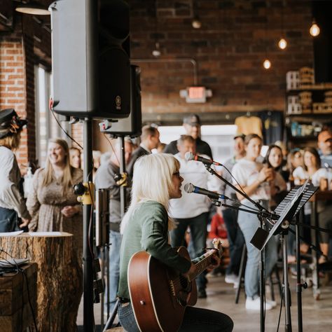 Open Mic Night Outfit, Pub Photoshoot, Cafe Music Stage, Open Mic Night Aesthetic, Open Mic Aesthetic, Live Music Aesthetic Cafe, Restaurant Live Band Stage Design, Small Concert, Coffee Vibe