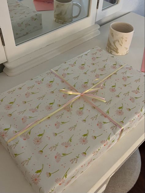 Aesthetic Pink Gift Basket, Wrapped Birthday Presents Aesthetic, Pink Birthday Present Ideas, Birthday Aesthetic Presents, Bday Gift Wrapping Ideas, Pretty Gift Wrapping Ideas Birthday, Valentines Wrapping Ideas, Wrapped Gifts Aesthetic, Wrapped Presents Aesthetic