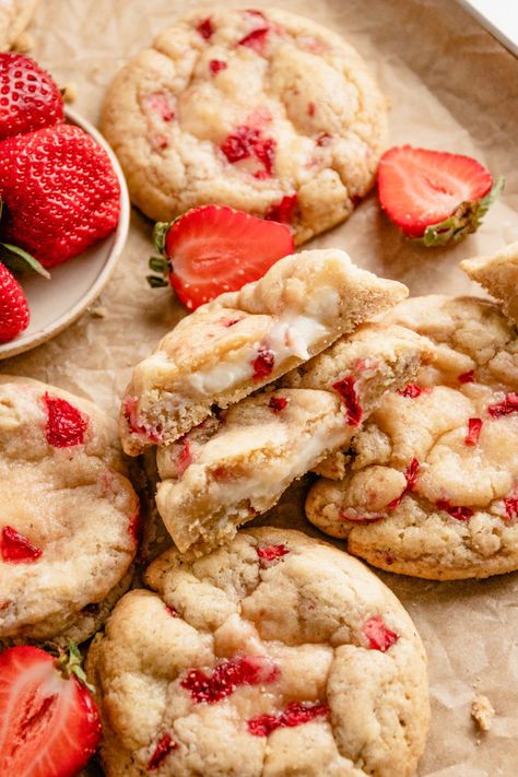 Strawberry Cheesecake Cookies, Easy Strawberry Cheesecake, Cookies Bakery, Cream Cookies, Frozen Cookies, Strawberry Cookies, Filled Cookies, Cheesecake Cookies, Freeze Dried Strawberries