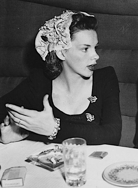 judy garland ♡ Look Gatsby, Hollywood Aesthetic, Mystic Girls, Jeanette Macdonald, Old Hollywood Movie, Famous Personalities, Photo Board, White Pictures, Leather Bound Books