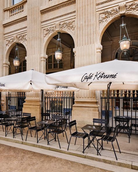 In Paris, new coffee shops founded by passionated baristas are popping up all over the city, to the delight of its coffee lovers whose choices had previously been had limited to little more than an espresso at the bar and coffee-shop industrial chains. Swipe left to discover a few spots that will be music to the ears of enthusiasts, and head to the link in our bio for more options À Paris, les coffee shops fondés par des baristas passionnés fleurissent pour les amateurs de (bon) cafés. Une b... Coffee Shops, Coffee Lovers, The Bar, Coffee Lover, Coffee Shop, Espresso, Pop Up, The City, Cafe