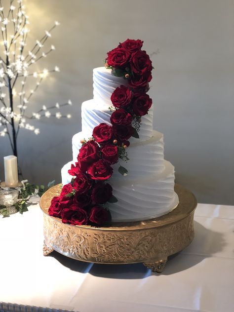 Maroon Wedding Cake, Black And Red Wedding Cake, Red Rose Centerpiece Wedding, Red And White Wedding Cake, Wedding Cake With Red Roses, Cake With Red Roses, Red Rose Wedding Cake, Bridal Cakes, Red Velvet Wedding Cake