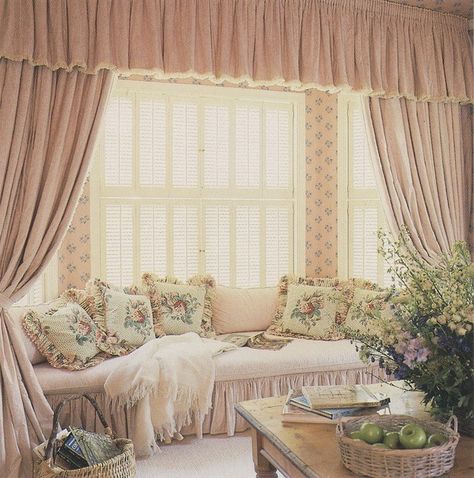 Vintage Home Collection on Tumblr Elizabethcore Aesthetic, Vintage Room Inspo, Bay Window Decor, Bay Window Living Room, Houses Minecraft, 80s Interior Design, Cottage Core Home, Cozy Window Seat, 80s Room