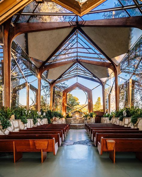 Wayfarers Chapel. Designed by Lloyd Wright (son of Frank Lloyd Wright) in the late 40s. First time here beautiful serene space. Chapel Design, Stained Glass Wedding, Frank Lloyd Wright Style, Wayfarers Chapel, Glass Chapel, Frank Lloyd Wright Design, Large Trees, Floating Garden, Glass Wedding