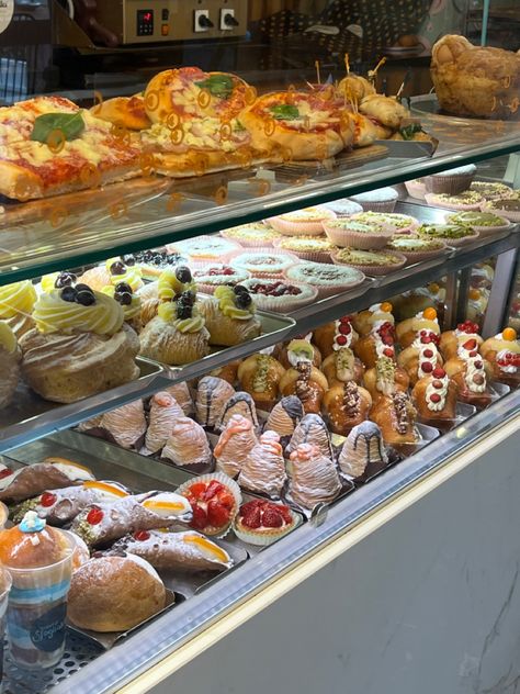 Naples Italy Food, Sicily Italy Food, Food From Italy, Italian Food In Italy, Italy Food Aethstetic, Italian Culture Aesthetic, Italy Aesthetic Food, Italy Aesthetic Pictures, Naples Italy Aesthetic