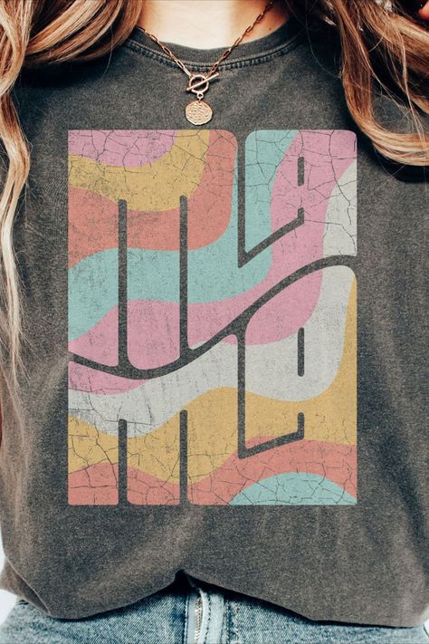 Colorful Retro "MAMA" Comfort Colors Vintage Shirt Retro T Shirts Vintage, Boho T-shirt, Trendy Graphic Tees 2023, Funky Tshirts Designs, Event Shirt Design, Tshirt Trends 2024, Trendy Summer T-shirt With Retro Print, Mama Graphic Tees, Beachy Tees