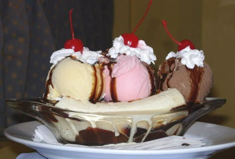 Late Night Restaurants - 8 Best Late Night Eats in Miami Banana Split Dessert Ice Cream, Banana Split Recipes, The Banana Splits, Ice Cream Sunday, Banana Split Dessert, Americana Aesthetic, Eating At Night, Mothers Day Brunch, Banana Split