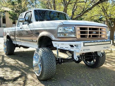 Lifted OBS ford with a nice front bumper Chevy Jokes, Jacked Trucks, Ford Obs, Impala Chevrolet, Obs Ford, Expensive Toys, Obs Truck, Diesel Trucks Ford, Country Trucks