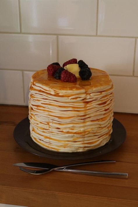 Stack of pancake cake (based on Yolanda Gampp’s tutorial) but with raspberries and blackberries made of fondant Yolanda Gampp, Sculpted Cake, Pancake Cake, Pancake Stack, Cake Art, Blackberry, Fondant, Pancakes, Raspberry