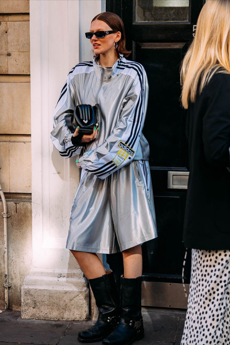 See all of the best street style from the spring/summer 2025 collections at London Fashion Week. Vogue Fashion Week, Vogue Photographers, London Fashion Week Street Style, Vogue Australia, Street Style Trends, Spring Street Style, International Fashion, Fashion Fits, Fashion Week Street Style