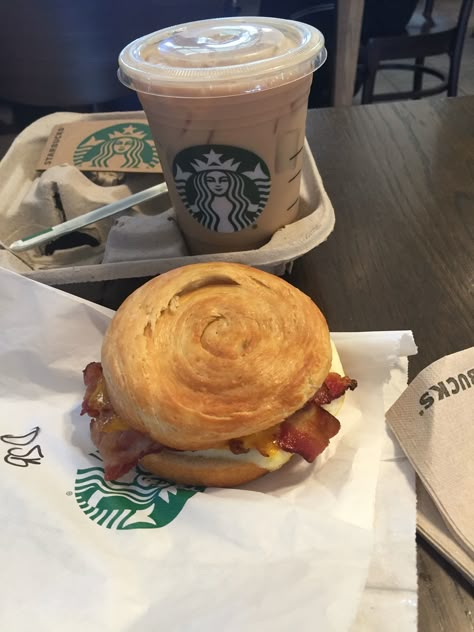 Sereal Sarapan Aesthetic, Breakfast Sandwich Snapchat, Starbucks Food Breakfast Aesthetic, Aesthetic Food Burger, Bagel Breakfast Sandwich Aesthetic, Starbucks Drinks Recipes, Snap Food, Starbucks Recipes, Starbucks Coffee