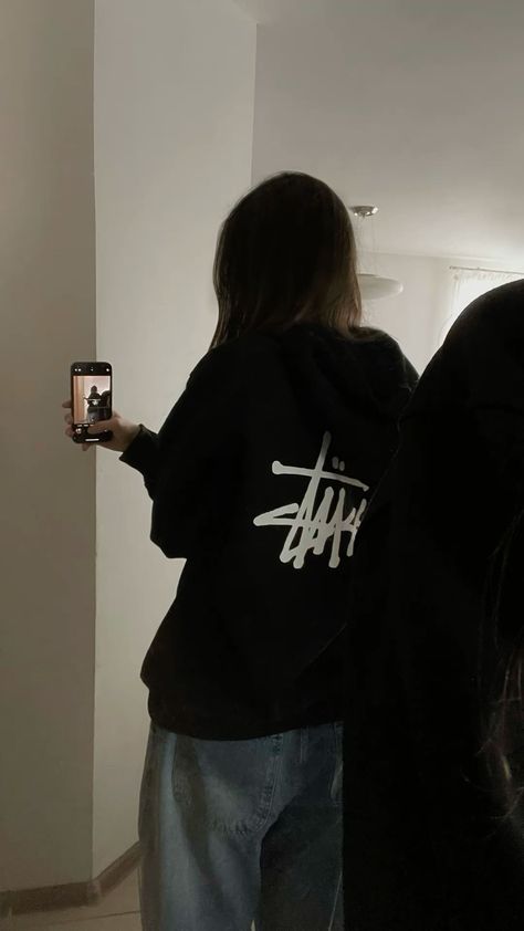 Black Stussy Hoodie Outfit, Stussy Hoodie Aesthetic, Outfit With Black Hoodie, Hoodie Black Aesthetic, Baggy Black Outfit, Hoodie Photo Ideas, Black Hoodie Outfit Aesthetic, Stussy Hoodie Outfit, Stussy Fits