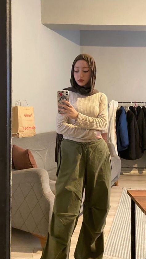 Green Cargo Hijab Outfit, Green Cargo Pants Outfit Hijab, Green Pants Outfit Hijab, Ootd Cargo Pants Hijab, Army Green Cargo Pants Outfit, Army Cargo Pants Outfit, Cargo Pants Outfit Hijab, Outfit Celana Cargo, Khaki Jacket Outfit