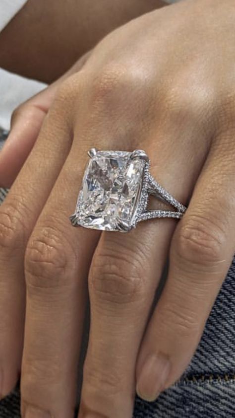 Huge Rings Engagement, Biggest Diamond Ring In The World, Blue Shappire Engagement Rings, Giant Diamond Ring Engagement, Big Diamond Wedding Rings For Women, Massive Diamond Ring, Huge Engagement Ring, Engagement Ring Big Diamond, Large Unique Engagement Rings