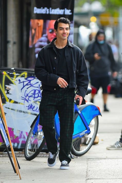 Joe Jonas Fashion, Joe Jonas Street Style, Joe Jonas Outfit, Joe Jonas Style, Mens Inspo, Jonas Brother, Joe Jonas, Jonas Brothers, Black Men Fashion