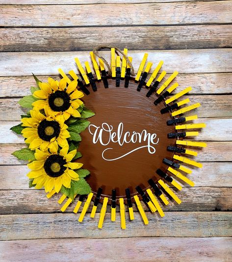 Pizza Pan Decorations, Pizza Pan Wreaths Diy, Pizza Pans Crafts, Cricut Pizza Pan Signs, Pizza Pan Door Hanger Diy Fall, Crafts With Sunflowers, Pizza Pan Wreath Diy, Pizza Pan Door Hanger Diy, Pizza Pan Crafts Diy Dollar Tree