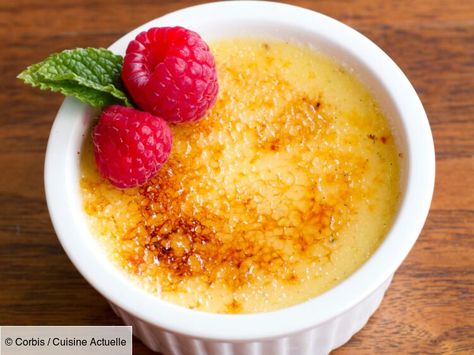 Recette Oeufs au lait express. Ingrédients (4 personnes) : 75 cl de lait, 5 œufs, 150 g de sucre... - Découvrez toutes nos idées de repas et recettes sur Cuisine Actuelle Dessert Micro Onde, Creme Brulee Recept, Dessert Express, Cream Brulee, Creme Brulee Recipe, Desserts With Biscuits, Vanilla Milk, Ww Desserts, Fancy Desserts