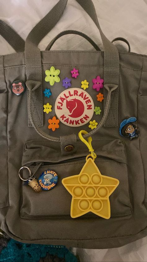 #kankenbackpackaesthetic #kankentotepack #kankenembroidery Backpack With Pins, Mochila Fjallraven Kanken, Everyday Bag Essentials, Aesthetic Backpack, Decorated Bags, Inside My Bag, Purse Essentials, Backpack Pins, Handbag Essentials