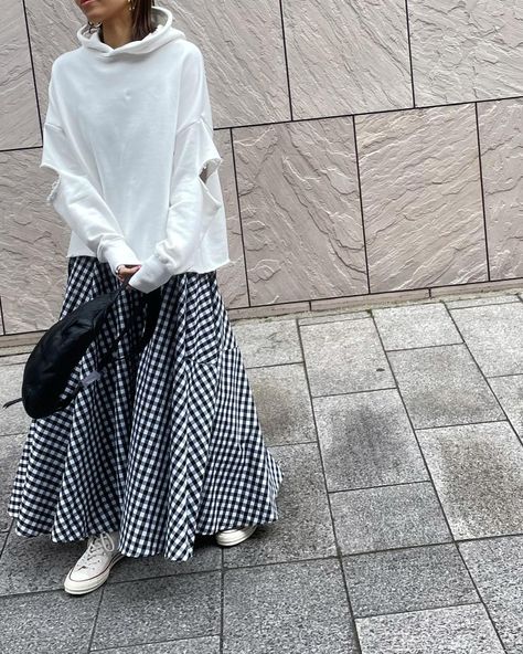 Organisation Dressing, Skirt Winter Outfit, Circle Skirt Outfits, Skirt Winter, Colour Combinations Fashion, Grey Skirt, Winter Skirt Outfit, Checkered Skirt, Androgynous Fashion