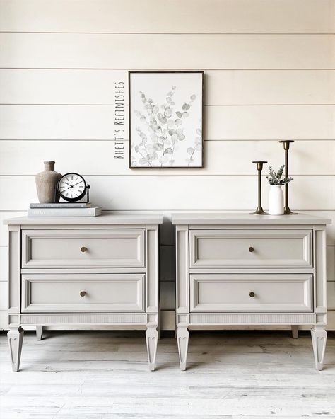 Antique White Nightstand, Greige Bedroom Furniture, Refinish Night Stand Ideas, Refinished Night Stand Ideas, Refinishing Nightstand, Bedside Table Vintage, Old Night Stand Makeover, Refinished Side Tables, Night Table Makeover