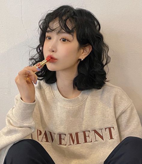 Asian Curly Short Hair, Midlength Haircuts Shaggy, Short Wavy Hair With Side Bangs, Korean Perm Women Short Hair, Asian Short Curly Hair, Short Curly Asian Hair, 2b Hairstyles Short, Short Curly Hair Korean, Curly Short Hair Korean