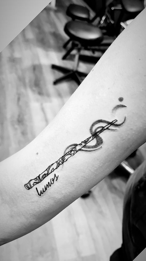 Harry Potter Wand Tattoo Ideas, Harry Potter Wand Tattoo Arm, Albus Dumbledore Quotes Tattoo, Hermiones Wand Tattoo, Hermione Granger Wand Tattoo, Albus Dumbledore Tattoo, Lumos Tattoo Harry Potter, Hermione Wand Tattoo, Harry Potter Wand Tattoos