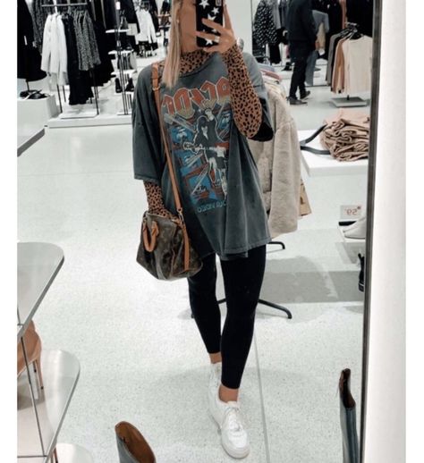 Grunge Gym Outfits, Western Rocker Outfits, Trendy Edgy Outfits, Comfy Grunge Outfits, Edgy Mom Outfits, Western Grunge Style, Black Leggings Outfit Ideas, Edgy Mom Style, Edgy Outfit Ideas