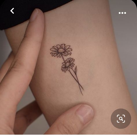 Daisy Hip Tattoo, Chamomile Flower Tattoo, Daisy Chain Tattoo, Small Daisy Tattoo, Daisy Tattoo Designs, Chain Tattoo, Mom Tattoo, Daisy Petals, Daisy Tattoo