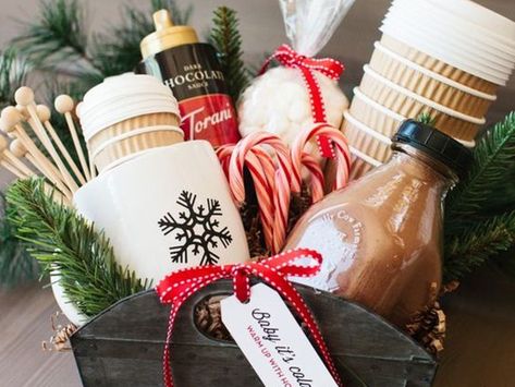 Diy Christmas Baskets, Diy Pool Ideas, Hot Cocoa Gift, Homemade Gift Baskets, Christmas Gift Baskets Diy, Cocoa Gift, Gift Baskets For Men, Baskets For Men, Easy Diy Christmas Gifts