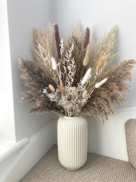 A Large Natural Pampas grass bouquet for boho home decor or wedding flowers. This large dried flower bouquet has 3 fluffy pampas grass stems. I have created this budget friendly arrangement using some of my grade 2 blonde Cortaderia Selloana Pampas, these are slightly slimmer and some might be slightly mishapen but within this arrangement they look stunning. 🤎ALL IMAGES ARE THE STANDARD BOUQUET WITHOUT THE COLOUR ACCENTS🤎 This bouquet is packed with 3 X Cortaderia Selloana Pampas, wild brown r Pompous Grass Flower Arrangements, Pompadour Grass Decor, Large Vase With Pampas, Boho Style Flower Arrangement, Dried Flower In Vase, Dried Floral Arrangements Home Decor, Pampas Grass Decor Bedroom, Dried Flowers Room Decor, Pampas Decor Home