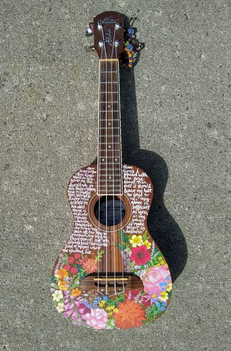 Florals & hand-lettering on a ukulele- art by Kaylee Rooklidge Kaylee Hobby, Painting On A Guitar, Painted Ukulele Aesthetic, Painting On Guitar, Arte Do Ukulele, Ukulele Diy, Painted Guitars, Painted Ukulele, Painted Guitar