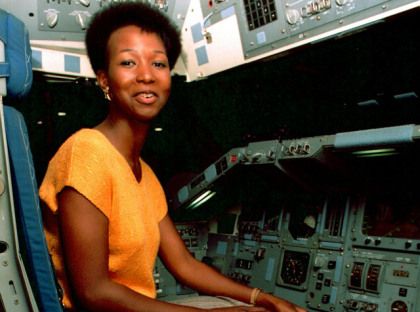 Mae Jemison Became 1st Black Woman To Fly In To Space On This Day In 1992 Mae Jemison, African American Inventors, Nasa Astronaut, The Orator, Great Women, Black Pride, African American Women, Women In History, American Women