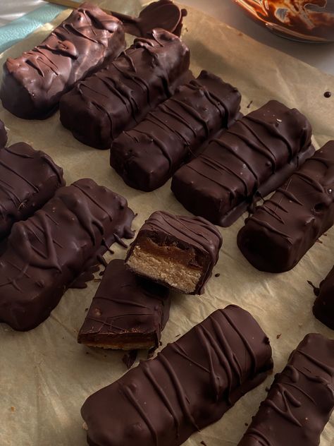 Healthy Snickers Protein Bar - What Robin Eats Snickers Protein Bar, Oat Carrot Cake, Date Caramel Sauce, Cookie Dough Bark, Snickers Chocolate Bar, Snickers Protein, Healthy Snickers, Protein Bar Recipe, Date Caramel