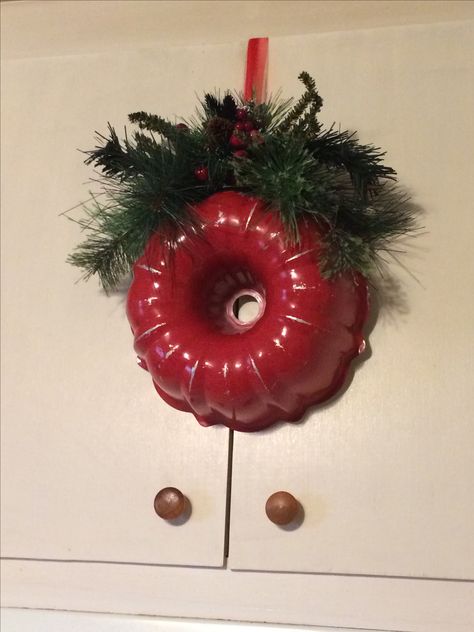 Upcycled Bundt pan Christmas wreath for the kitchen! Paid $1.50 for the cake pan at a junk store and added a couple of greenery picks and a ribbon. Perfect! Bundt Pan Christmas Crafts, Bundt Cake Pan Crafts, Repurposed Bundt Pan, Bundt Pan Crafts Ideas, Kitchen Christmas Wreath, Tart Tins, Christmas Vignettes, Jello Molds, Country Christmas Decorations