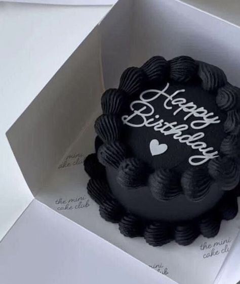 Black Cake Inspo Birthday, Black Birthday Astethic, Cake Designs For Men Simple, Black Cake Men, Black Cake Birthday Men, Circle Cakes Birthday, 21 Bday Cake For Men, 18th Birthday Cake Black And White, 20 Birthday Cake Men