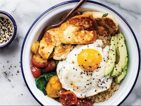 Halloumi Bowl, Healthy Easy Breakfast, Quinoa Egg, Breakfast Quinoa, Breakfast Bowls Recipe, Avocado Soup, High Protein Meal, Low Carb High Protein, Breakfast Low Carb